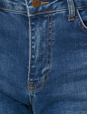 джинсы Материал: %95  Хлопок, %3.5 Полиэстер, %1.5  эластан Параметры модели: рост: 188 cm, грудь: 98, талия: 82, бедра: 95 Надет размер: 32/34
