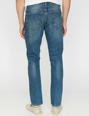 джинсы Материал: %98  Хлопок, %2  эластан Параметры модели: рост: 187 cm, грудь: 97, талия: 80, бедра: 93 Надет размер: 32/34