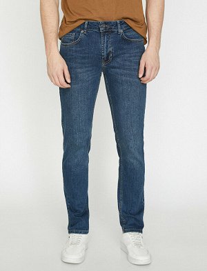 джинсы Материал: %98  Хлопок, %2 Lycra Параметры модели: рост: 186 cm, грудь: 98, талия: 80, бедра: 95
