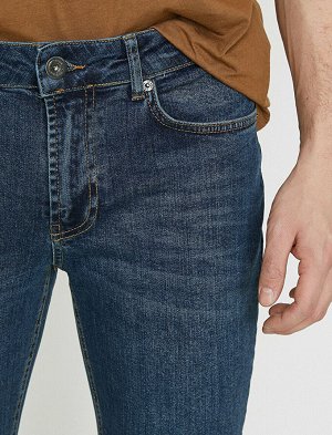 джинсы Материал: %98  Хлопок, %2 Lycra Параметры модели: рост: 186 cm, грудь: 98, талия: 80, бедра: 95