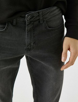 джинсы Материал: Параметры модели: рост: 188 cm, грудь: 98, талия: 82, бедра: 95 Надет размер: 32/34
