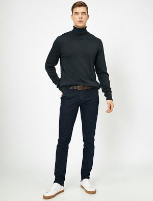 джинсы Материал: %98  Хлопок, %2  эластан Параметры модели: рост: 188 cm, грудь: 99, талия: 75, бедра: 95
