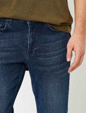 джинсы Материал: %99  Хлопок, %1  эластан Параметры модели: рост: 188 cm, грудь: 99, талия: 75, бедра: 98