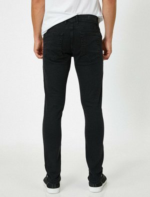 джинсы Материал: %98  Хлопок, %2  эластан Параметры модели: рост: 188 cm, грудь: 98, талия: 75, бедра: 95 Надет размер: 32/34