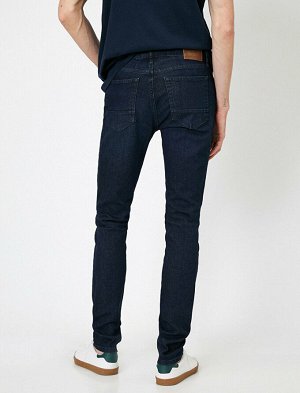 джинсы Материал: %98.5  Хлопок, %1.5  эластан Параметры модели: рост: 188 cm, грудь: 98, талия: 82, бедра: 95 Надет размер: 32/34