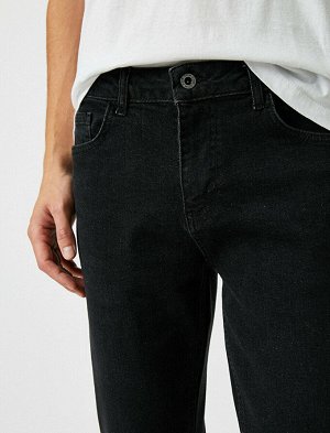 джинсы Материал: %99  Хлопок, %1  эластан Параметры модели: рост: 188 cm, грудь: 95, талия: 74, бедра: 0