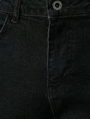 джинсы Материал: %99  Хлопок, %1  эластан Параметры модели: рост: 188 cm, грудь: 95, талия: 74, бедра: 0