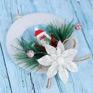 Украшение новогоднее "Рождественский венок" дедушка мороз с цветком 10 см