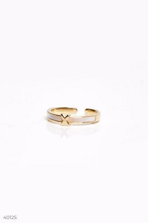 Золотистое кольцо с белыми вставками