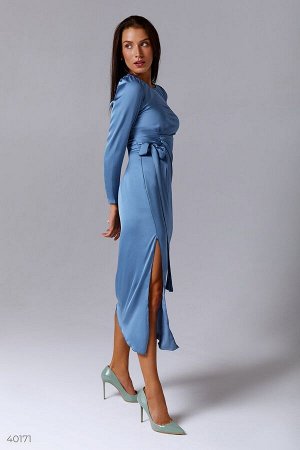 Синее атласное платье с разрезом
