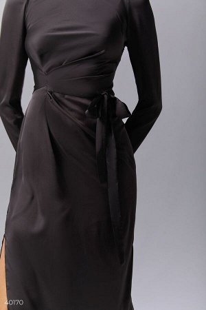 Черное атласное платье с разрезом