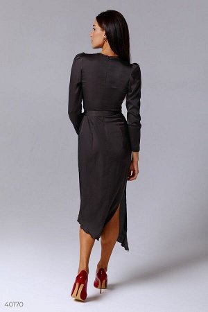 Черное атласное платье с разрезом