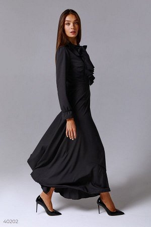 Черное платье макси с воланами