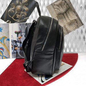 Классический рюкзак Federica из прочной эко-кожи с кисточкой чёрного цвета.