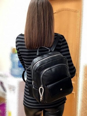 Классический рюкзак Stefania из прочной эко-кожи с кисточкой чёрного цвета.
