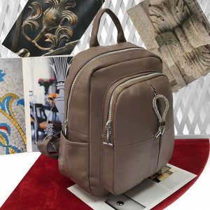 Классический рюкзак Bionce из прочной эко-кожи с кисточкой пудрового цвета.