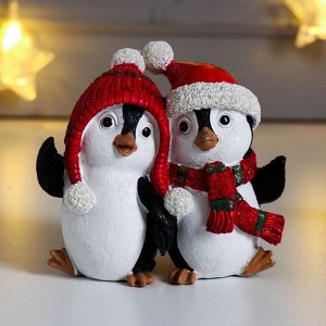 Сувенир полистоун "Парочка пингвинов в шапке-ушанке и колпаке" красный 9х5,5х9,5 см