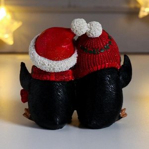 Сувенир полистоун "Парочка пингвинов в шапке-ушанке и колпаке" красный 9х5,5х9,5 см