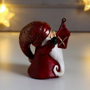 Сувенир полистоун "Дед Мороз в красной шубе, с фонариком и подарком" 9,5х6х9 см