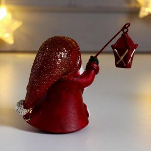 Сувенир полистоун "Дед Мороз в красной шубе, с фонариком и подарком" 9,5х6х9 см