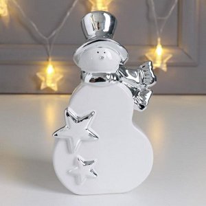 Сувенир керамика "Снеговик в цилиндре и шарфе, со звёздочками" серебро 19,6х6,3х9,5 см