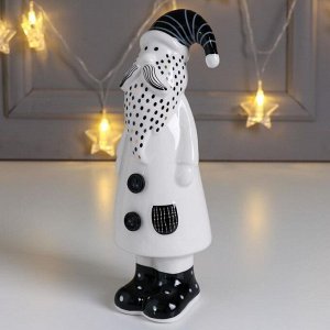Сувенир керамика "Дед Мороз в пальто с чёрными пуговками" бело-чёрный 20,5х6,6х7,3 см