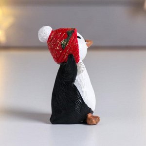 Сувенир полистоун "Пингвинчик Рико в шапке-ушанке с помпоном" 6х3,5х5,5 см