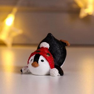 Сувенир полистоун &quot;Пингвинчик Рико в шапке-ушанке с помпоном вверх ногами&quot; 4х5х6 см   6343733