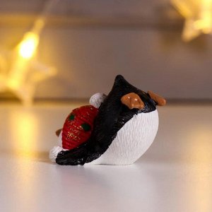 Сувенир полистоун "Пингвинчик Рико в шапке-ушанке с помпоном вверх ногами" 4х5х6 см