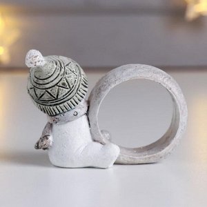 Сувенир полистоун кольцо для салфеток "Снеговичок в вязанной зелёной шапке" 6х3,5х7,5 см