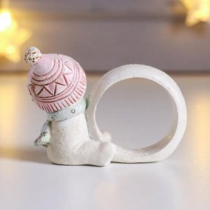 Сувенир полистоун кольцо для салфеток "Снеговичок в вязанной розовой шапке" 6х3,5х7,5 см