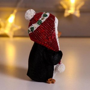 Сувенир полистоун "Пингвинёнок Тико в красной шапке-ушанке с помпоном" 8,5х5х5 см