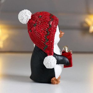Сувенир полистоун "Пингвинёнок Тико в красной шапке-ушанке, с подарком" 8,5х6х6 см