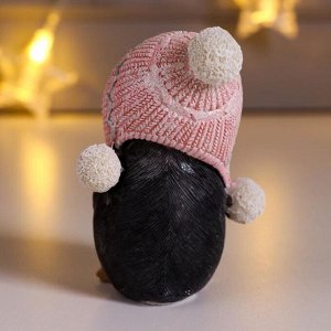 Сувенир полистоун "Пингвинёнок Тико в розовой шапке-ушанке, с подарком" 8,5х6х6 см