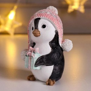 Сувенир полистоун "Пингвинёнок Тико в розовой шапке-ушанке, с подарком" 8,5х6х6 см