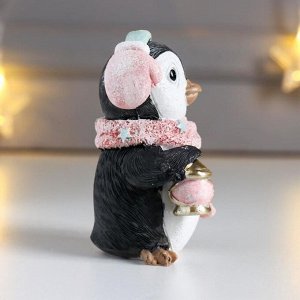 Сувенир полистоун "Пингвинёнок Рико в наушниках и шарфе, с фонариком" розовый 8х4,5х6,5 см