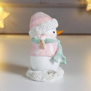 Сувенир полистоун "Снеговичок в розовом колпаке и жилете, с птичками" 8х5х8 см