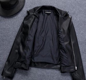 Женская куртка-косуха, с декоративным карманом, с декоративными клепками на спине, цвет черный