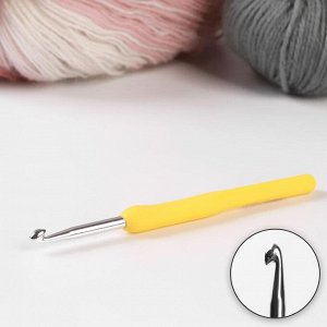 Крючок для вязания, с пластиковой ручкой, d = 5,5 мм, 14 см, цвет жёлтый