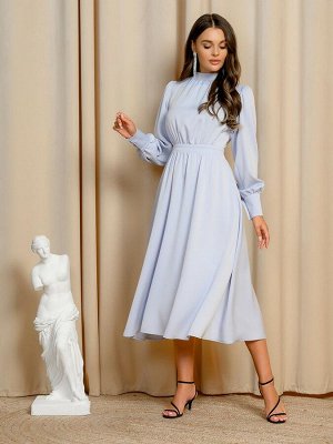Платье длины миди серо-голубое с драпировкой и длинными рукавами