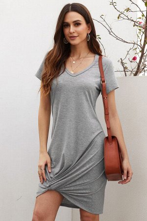 Серое платье-футболка с глубоким вырезом и фигурным узлом снизу