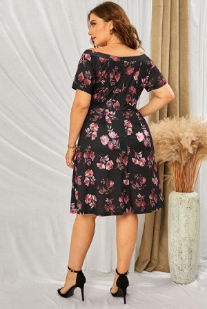 Черное платье плюс сайз с открытыми плечами и розовым цветочным принтом