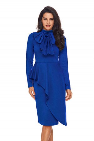 Ярко-синее платье-футляр с асимметричной баской и большим бантом на груди