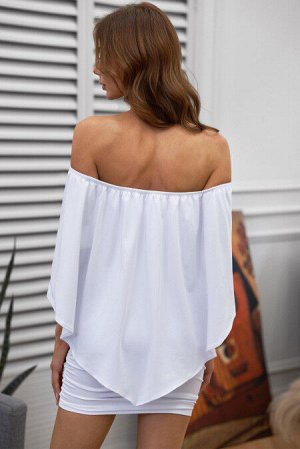 Белое платье с широким воланом на плечах