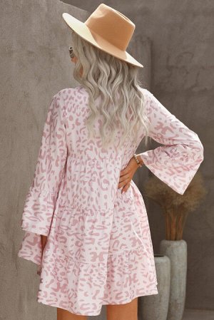 Розовое многоярусное свободное мини-платье с V-образным вырезом и леопардовым принтом