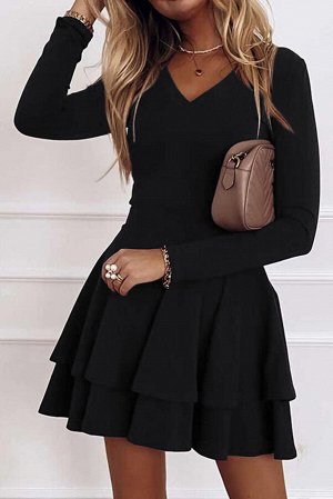 Черное платье с длинными рукавами и V-образным вырезом с многоярусной юбкой