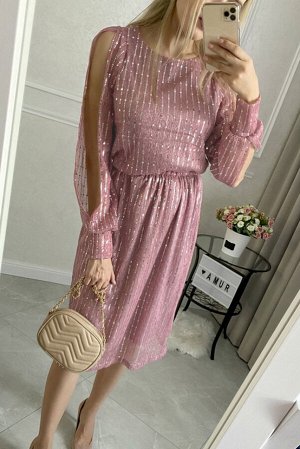 Розовое приталенное платье с разрезами на рукавах и пайетками
