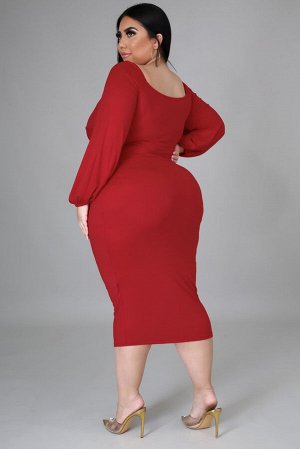 Красное обтягивающее платье плюс сайз с присборенным фигурным вырезом