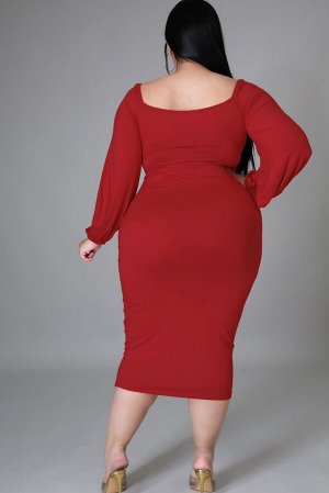 Красное обтягивающее платье плюс сайз с присборенным фигурным вырезом