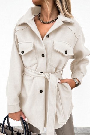 Светло-серое пальто на пуговицах с лацканами и нагрудными карманами
